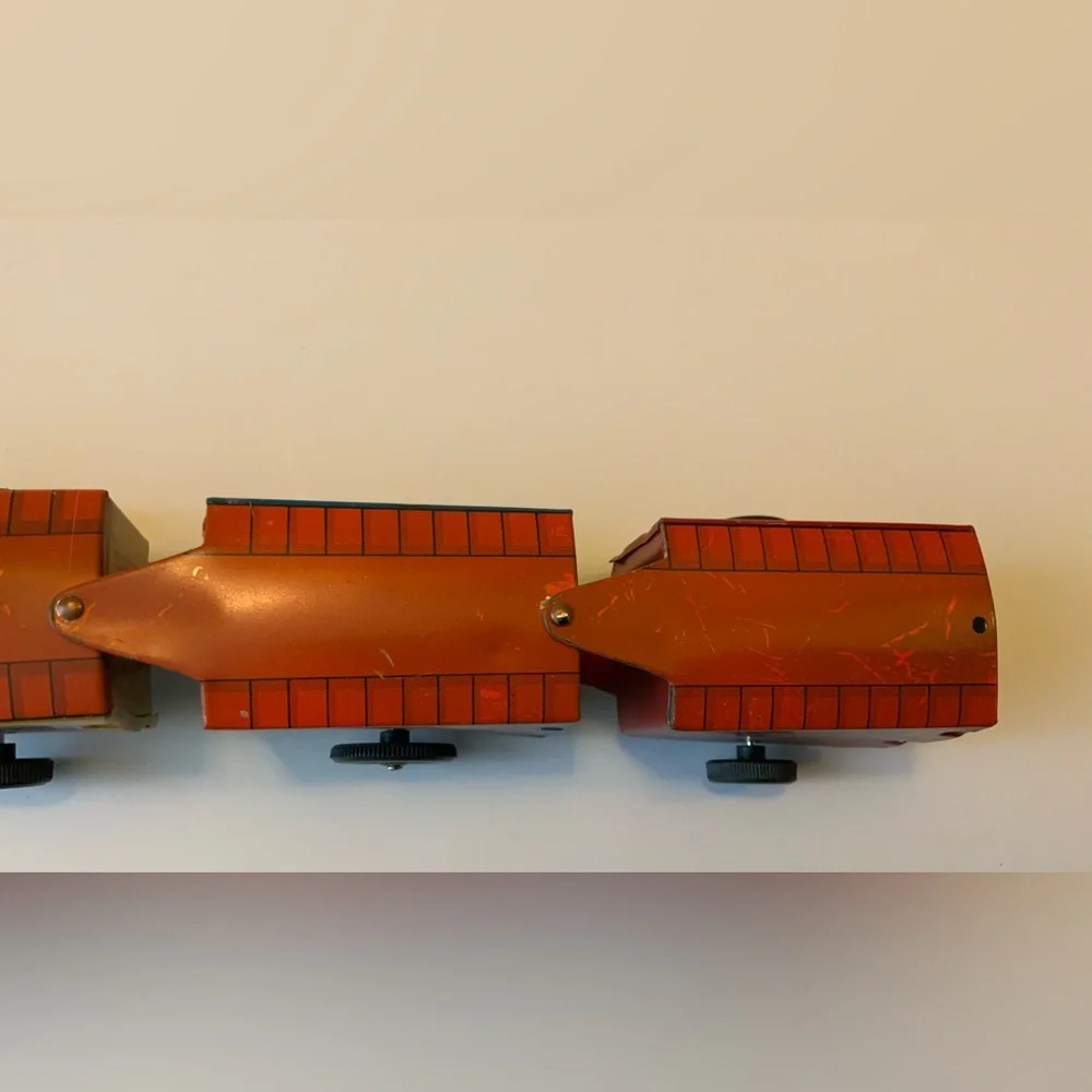 Vintage RUSS Wind-Up Tin Train with Green Locomotive and Red Wheels - Picture 8 of 8